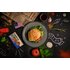 Burger mit Tomaten, Salat und Käse liegt neben dem Burger Gewürz von SONNENTOR.