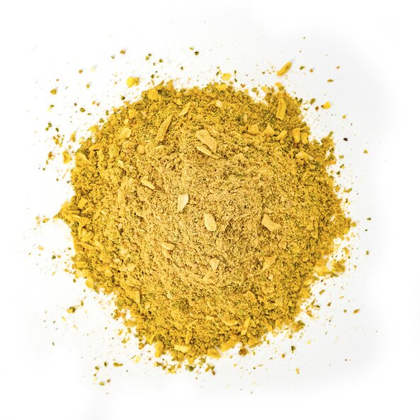 Easy Goreng Gewürzpulver lose auf weißem Hintergrund.
