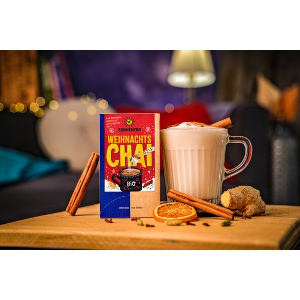 Tasse Weihnachts Chai mit Milchschaum, Zimt und SONNENTOR Teepackung "Weihnachts Chai"