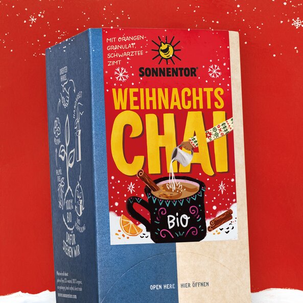 SONNENTOR Weihnachts Chai Bio – Verpackung mit Aufdruck "Weihnachts Chai", "BIO" und "mit Orangengranulat, Schwarztee & Zimt"