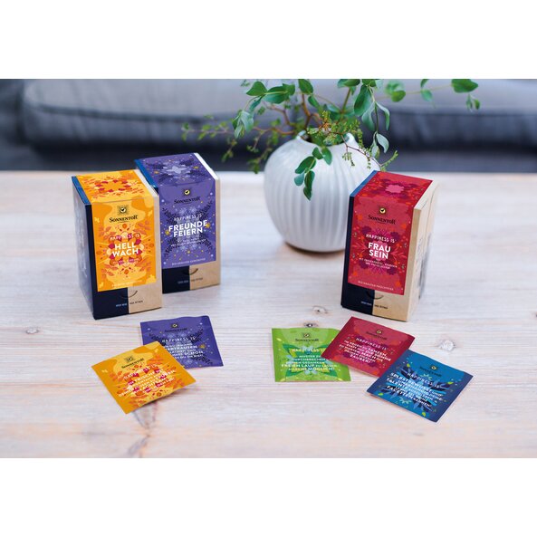 The picture shows three Happiness Is doublechamberpacks and more individual teas. 