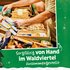 Person stellt Geschenkkartons zusammen, mit Text "Sorgfältig von Hand im Waldviertel zusammengestellt"