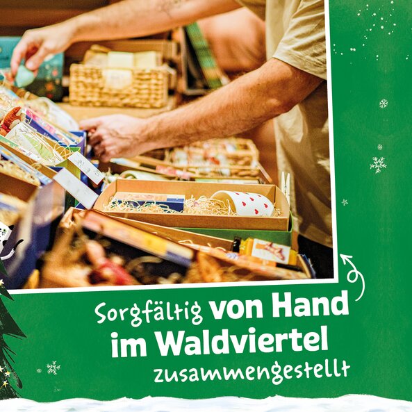 Person stellt Geschenkkartons zusammen, mit Text "Sorgfältig von Hand im Waldviertel zusammengestellt"
