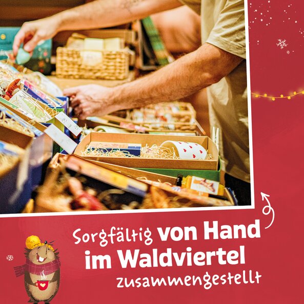 Handarbeit bei Sonnentor Geschenkkartons mit Text "Sorgfältig von Hand im Waldviertel zusammengestellt"