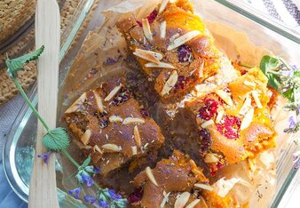 Auf dem Foto sind mehrere Stück Himbeer-Marille Blechkuchen zu sehen. Neben dem Kuchen sieht man einen Hut. | © SONNENTOR